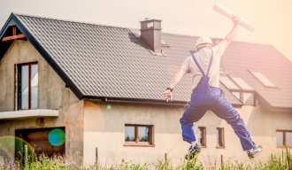 Neubau mit Arbeiter im Sprung2